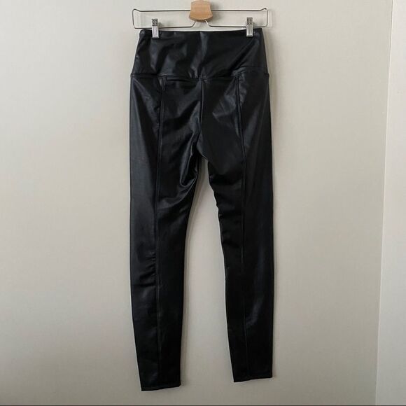 Lyysè-Textured Black Faux Leather Legging - Picture 4 of 11